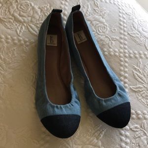 Ellen Degeneres blue flat shoes with navy toe